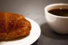 Croissant und Kaffee