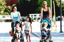 Zwei Frauen mit Kindern und Kinderwagen