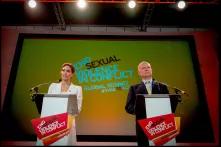 Angelina Jolie und William Hague am Redner_innenpult