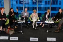 v.l.n.r.: Pieke Biermann, Mithu Sanyal, Christian Pfeiffer, Ulrike Baureithel, Margarete von Galen und Fabienne Freymadl auf dem StreitWert-Podium