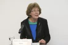 Prof.in Dr.Elisabeth Klaus auf dem Podium