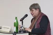 Dr.in Sibylle Plogstedt auf dem Podium