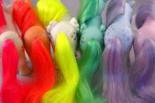 Ponys in Regenbogenfarben