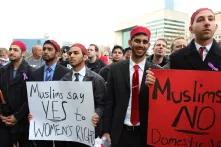 Muslimische Männer sprechen sich, bei einer Demo 2013 in Dallas (Texas, USA), gegen Gewalt an Frauen aus: „Muslime sagen Ja zu Frauenrechten“.