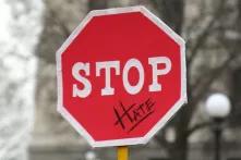 Schild mit "Stop Hate"