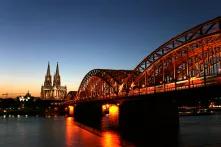 Blick vom Deutzer Rheinufer auf die Hohenzollernbrücke, den Kölner Dom und das Museum Ludwig