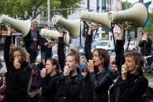 Foto von fünf Frauen mit Megafonen in der Hand