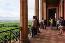 Bei einem Ausflug zur Villa Ludwigshöhe waren die syrischen Lyriker*innen beson-ders an der poetischen Ader Ludwigs I. interessiert: Der König von Bayern schrieb Liebesbriefe an seine Frau, während er vierzig Geliebte hatte. Für Heinrich Heine freilich war seine Hoheit kein Dichter.