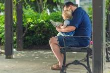 Vater mit Kind auf Parkbank