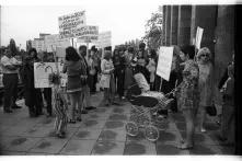 Protestierende Frauen mit Schildern