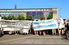 Demo Leipzig, transparente  Feminismus statt Legidamacker*innen und Die Manifestation des Kapitalismus in unserem Leben ist die Traurikkeit. Kommunismus statt Tristesse