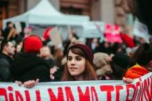 Eine junge Frau hält ein Banner auf einer Demonstration am 8. März 2018 in Kiew