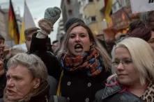 Eine junge Frau reckt ihre Faust in die Höhe auf einem rechtspopulistischen Marsch durch Berlin unter dem Motto: "Wir sind kein Freiwild, Nirgendwo!!!"