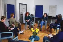 Seminarbericht: Frauen im Aufbruch - 30 Jahre nach 1989. Foto von Frauen in einem Stuhlkreis