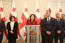 Die georgische Präsidentin Salome Zourabichvili am Podium, ihr Beraterteam von links nach rechts: Pierre-Alexandre Crevaux, Ketevan Makharashvili, Lasha Zhvania, Dimitri Gabunia, Konstantine Natsvlishvili