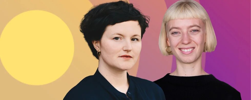 Vor einem kreisrunden Farbverlauf von gelb zu lila sind zwei weiße Frauen dargestellt. Links ist Amina Nolte mit kurzen braunen Haaren und rechts ist Sophie Bauer mit kurzen blonden Haaren.
