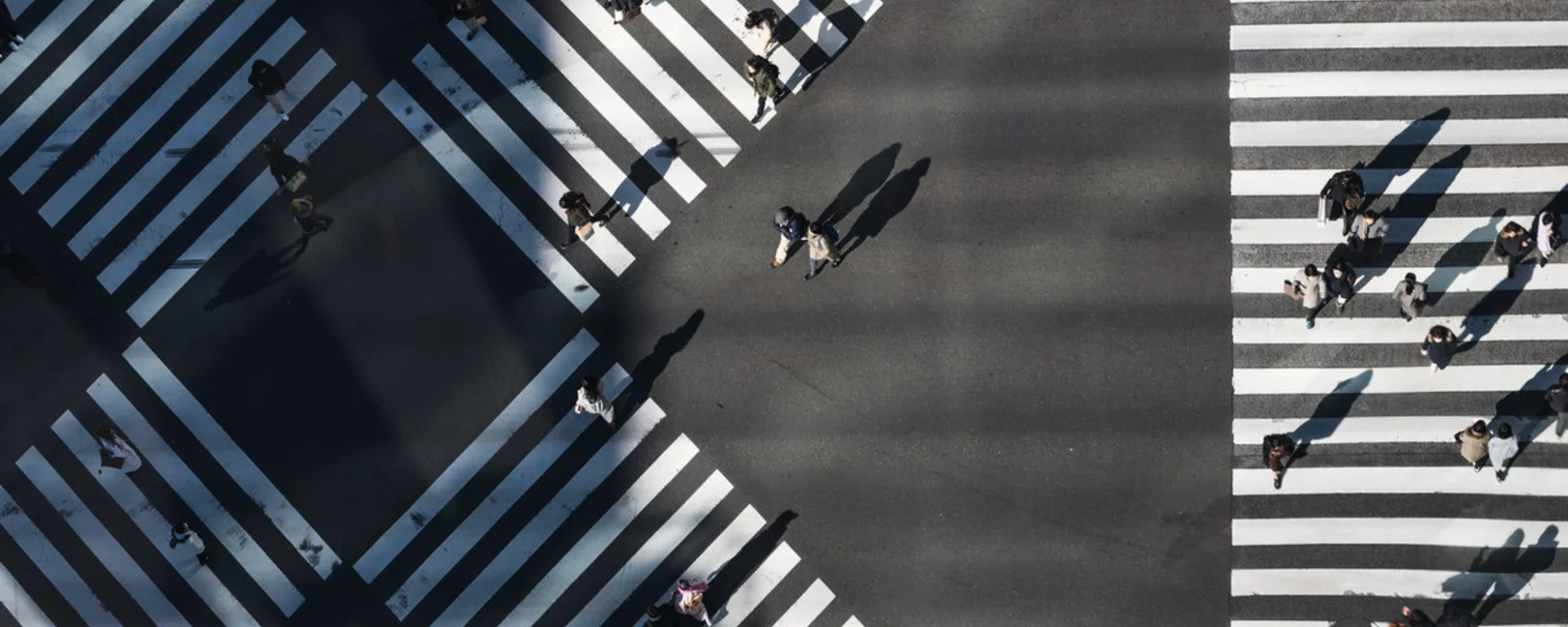 Straßenkreuzung mit Fußgänger*innen