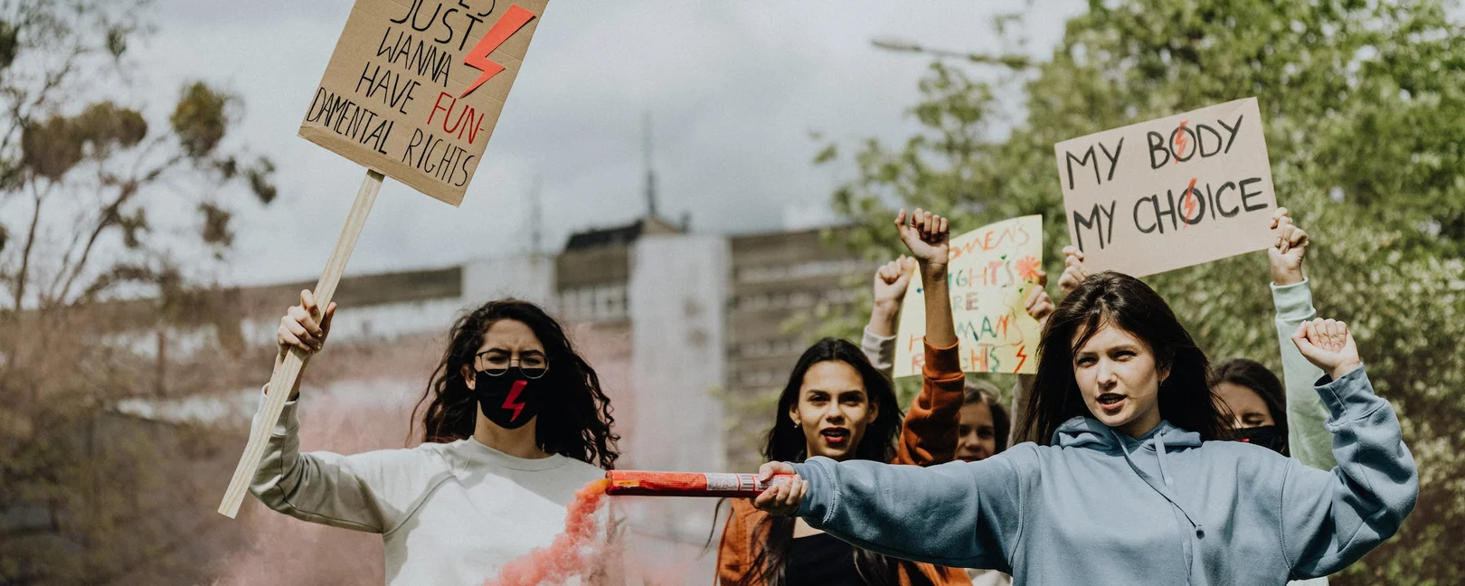 Frauen mit Transparenten 
