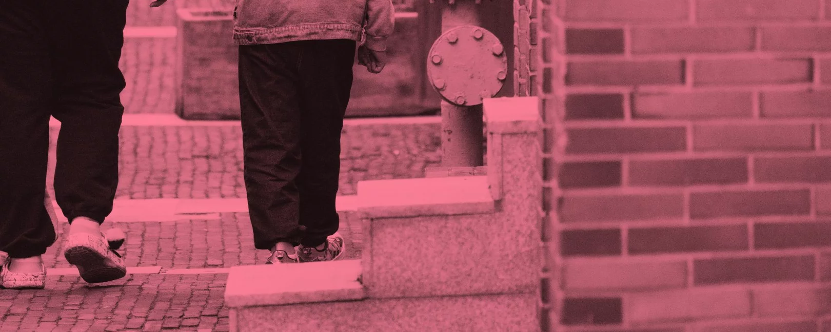 Eine kleine Person hält die Hand einer grßen Person. Beide gehen aus dem Bild heraus - es sind nur noch ihre beine zu erkennen die links oben bald das Bild verlassen. Über allem liegt ein altrosa Film.