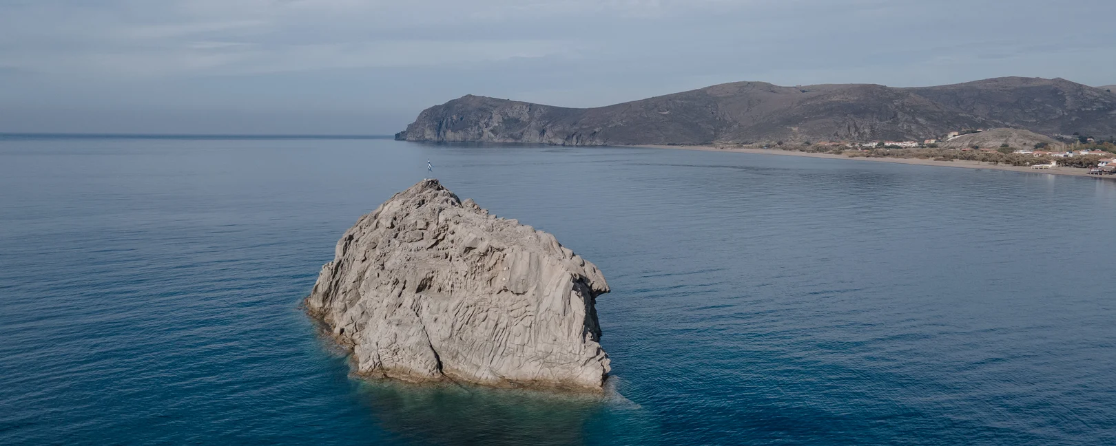 Manche sagen, er habe magische Kräfte: der Felsen vor der Küste von Skala Eressos.