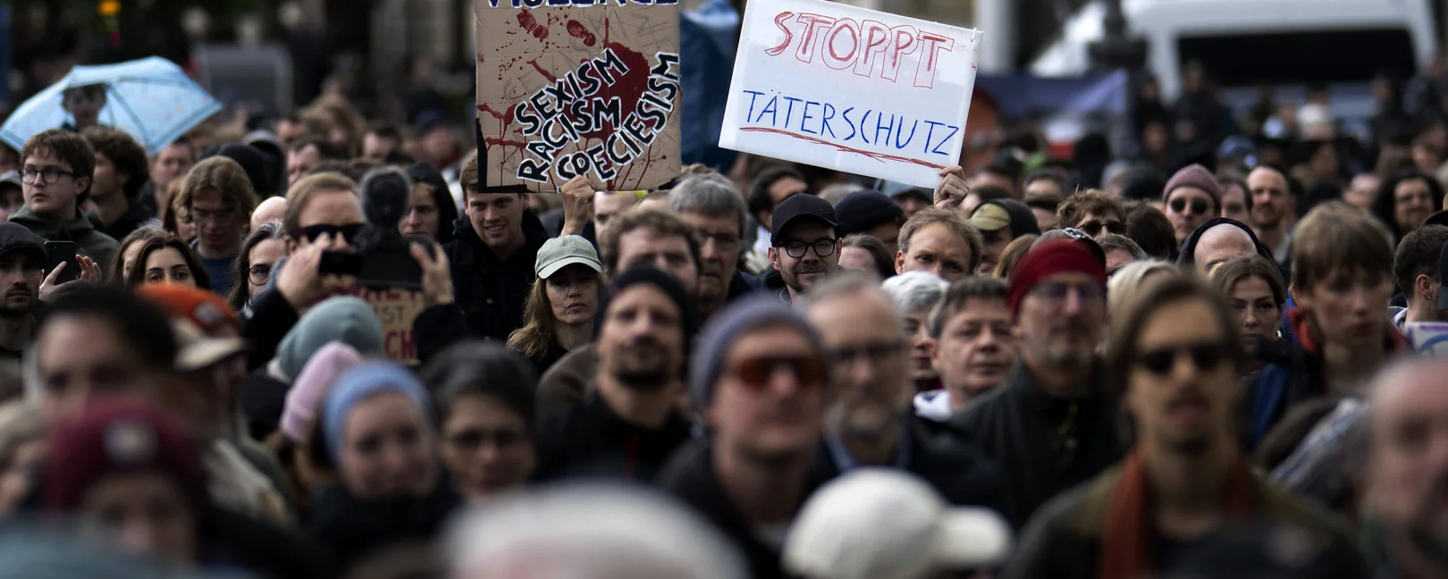 Demonstrant*innen mit Schildern 