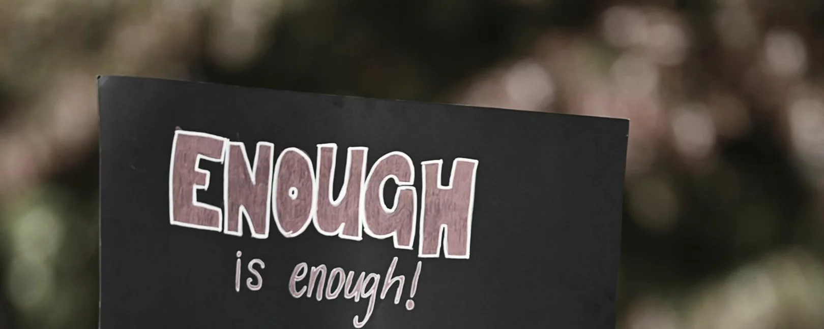 Schwarzer Protestschuld mit roter und weißer Aufschrift 