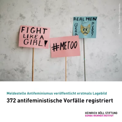 Ein Bild mit Demoplakaten und feministischen Aufschriften, darunter: 
