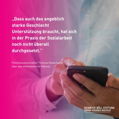 Zitat auf einem Hintergrund auf dem eine Person in Nahansicht ein Handy in der Hand hält und ein weißes Hemd trägt: 