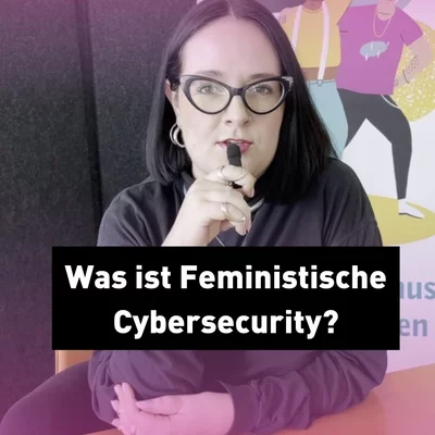 Eine Person sitzt mit einem Mikrofon in der Hand an einem Tisch. Mittig steht die Frage 