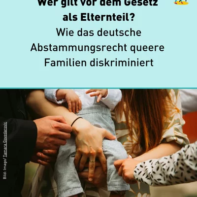 Ein Baby wird von zwei weißen weiblichen Händen gehalten. Eine weitere Hand nähert sich fürsorglich dem Bein des Kindes. Ein weiteres Händepaar ist ganz in seiner Nähe. Die Szene wirkt wohlig, kümmernd, dynamisch.