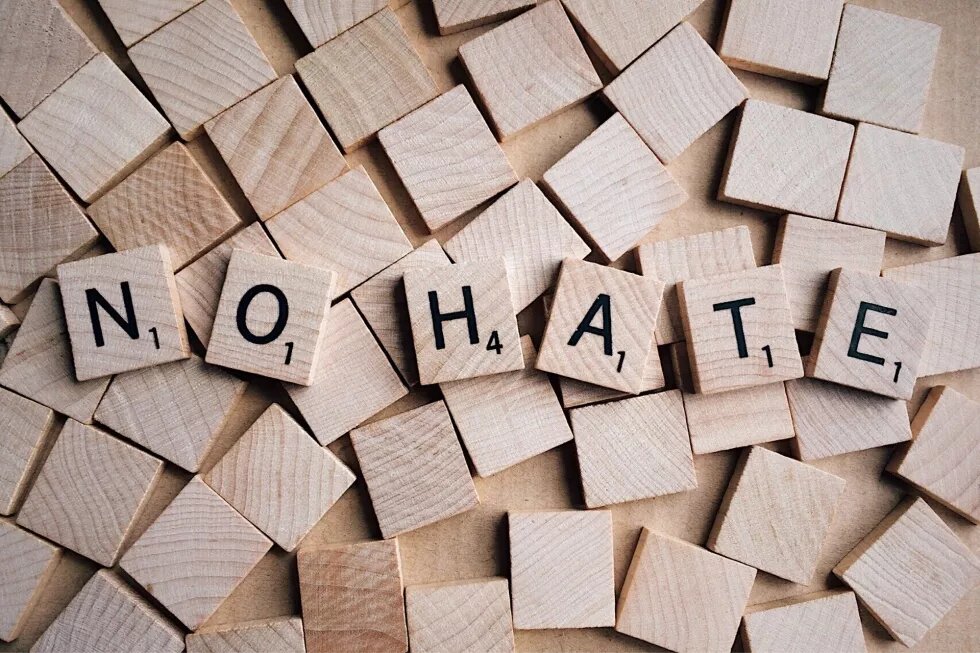 buchstaben zu no hate zusammengefügt