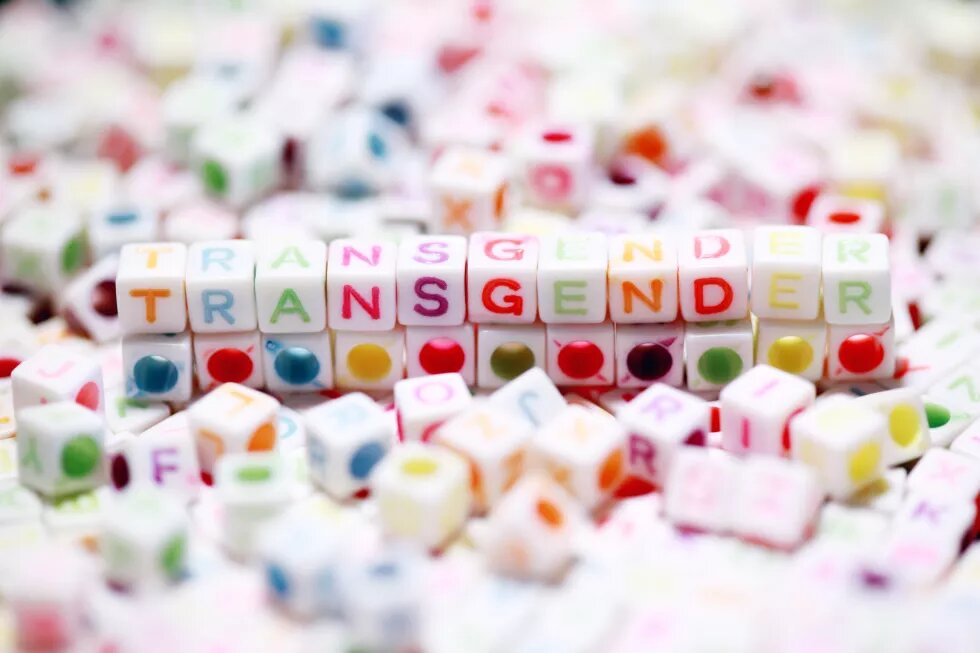 Perlen mit Buchstaben, die das Wort "Transgender" bilden