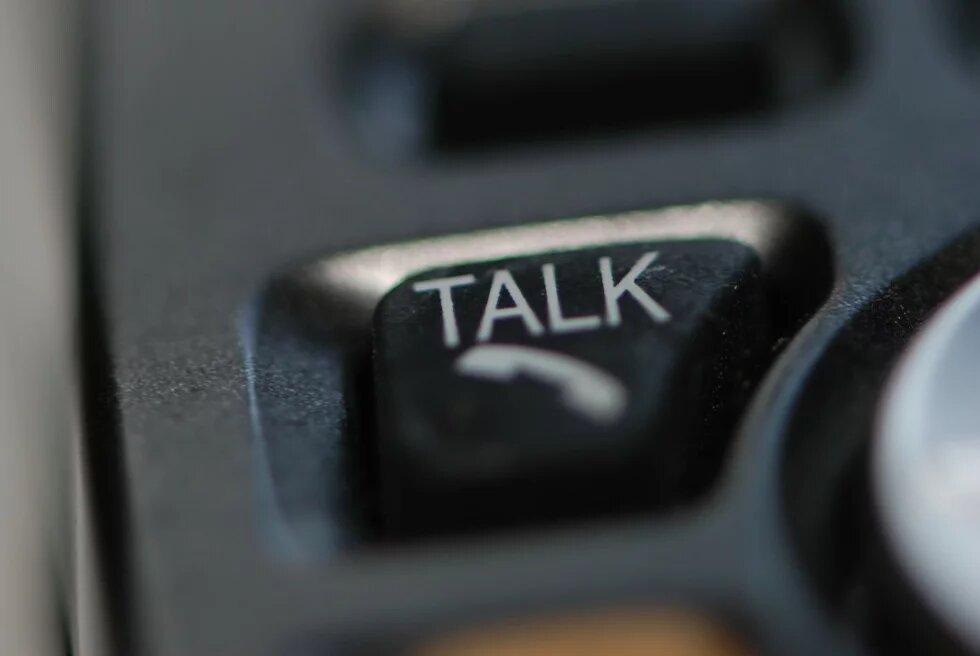 "Talk" KI Spracherkennung Taste auf einem alten Mobiltelefon im Detail, auf der Taste steht "Talk", englisch für "sprechen" oder "reden"