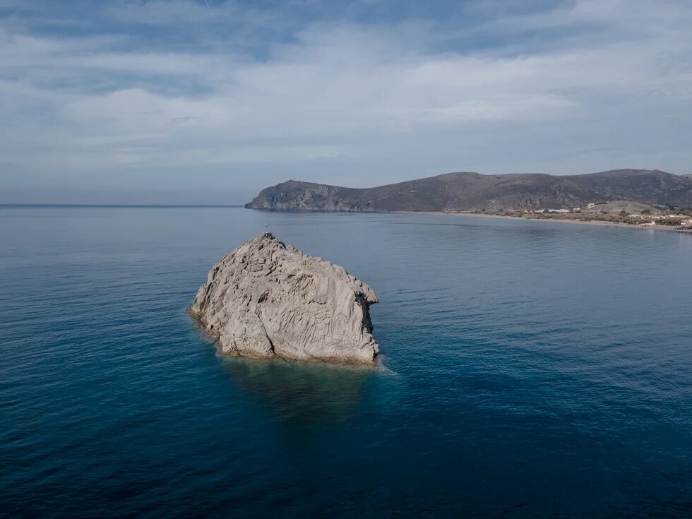Manche sagen, er habe magische Kräfte: der Felsen vor der Küste von Skala Eressos.