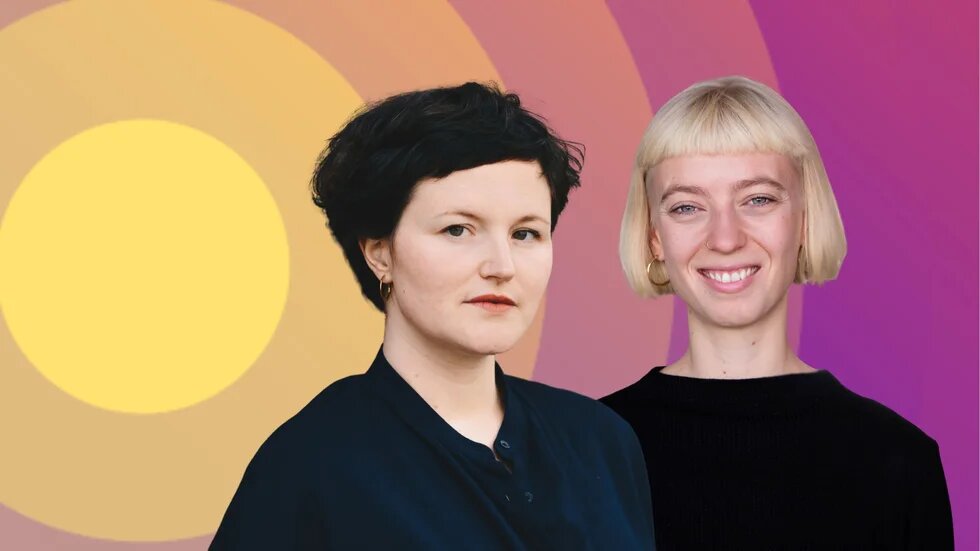 Vor einem kreisrunden Farbverlauf von gelb zu lila sind zwei weiße Frauen dargestellt. Links ist Amina Nolte mit kurzen braunen Haaren und rechts ist Sophie Bauer mit kurzen blonden Haaren.