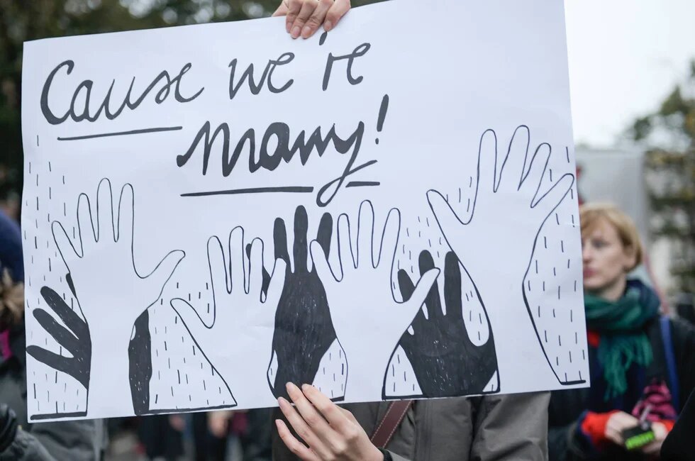 Demonstatrionsplakat mit vielen Händen und dem Text: cause we are many!