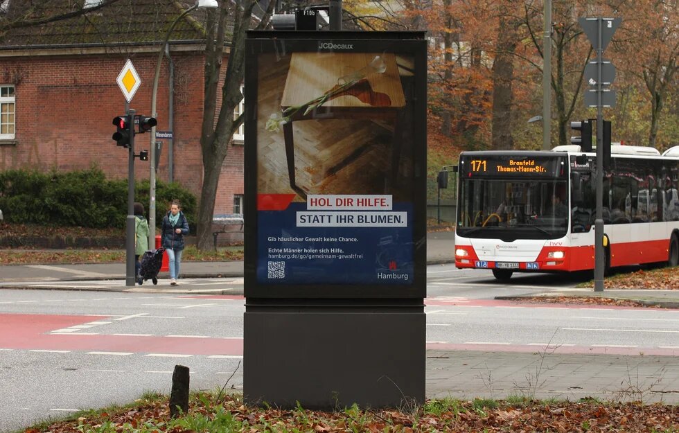 Eine Werbetafel informiert über eine Beratungsstelle für Menschen, die Täter häuslicher Gewalt sind. 