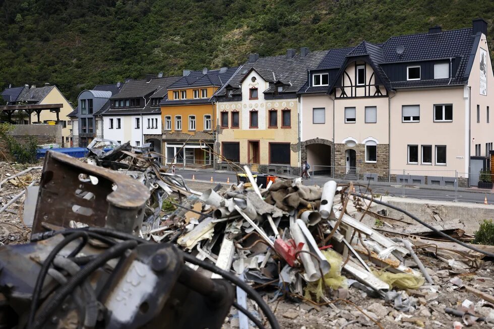 Szenerie nach der Flut. Schutt und Asche vor einer Häuserreihe