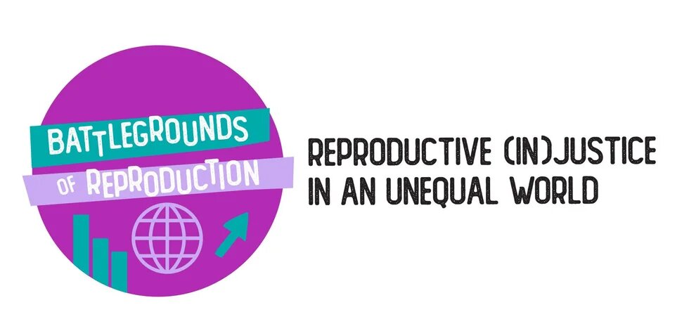 Titel "Battlegrounds of Reproduction" auf kreisrundem, magentafarbenem Hintergrund. Rechts daneben die Beschreibung "Reproductive (In)Justice in an unequal world" vor weißem Hintergrund.
