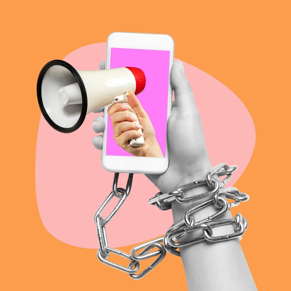 Orangener Hintergrund, darin eine pinke Form und eine Hand in Graustufen mit einer Kette um das Handgelenk. In der Hand ein Handy, das eine Hand mit Megafon in Farbe zeigt.
