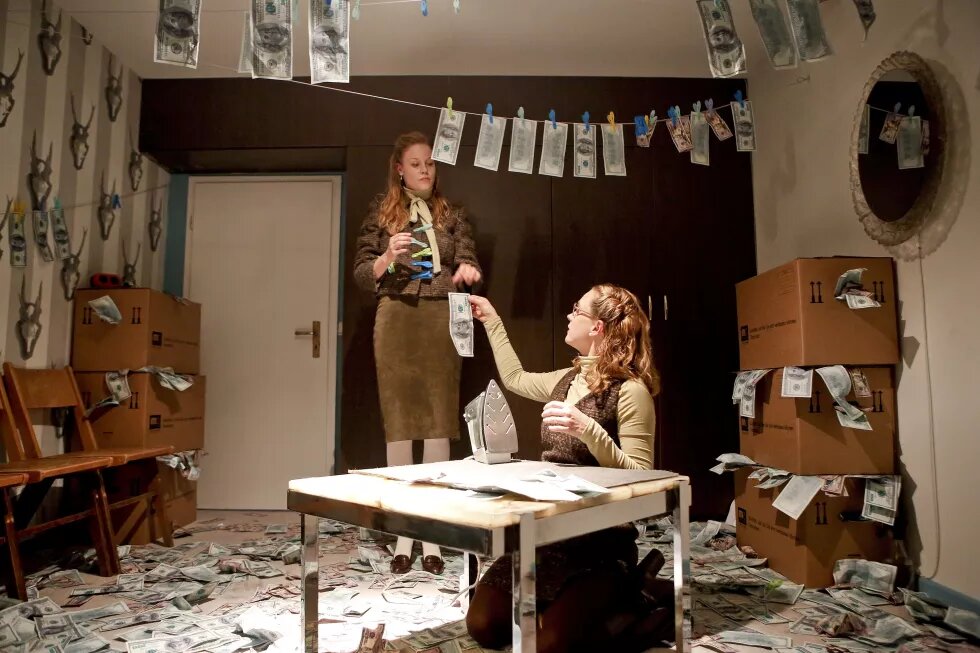 Perfektes Timing: Wie Frauen am Theater sich gegen Benachteiligung organisieren Geschlechtergerechtigkeit am Theater: Zwei Frauen auf der Bühne