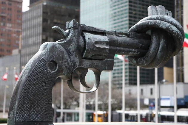 Revolver mit Knoten vor dem UN Gebäude! Revolver mit Knoten vor dem UN Gebäude!
