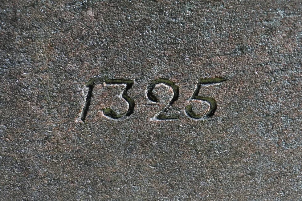 Die Resolution 1325 des UN-Sicherheitsrats ist ein wichtiger Meilenstein für eine gendersensible Friedenspolitik. Die Zahl 1325 - eingraviert in Stein