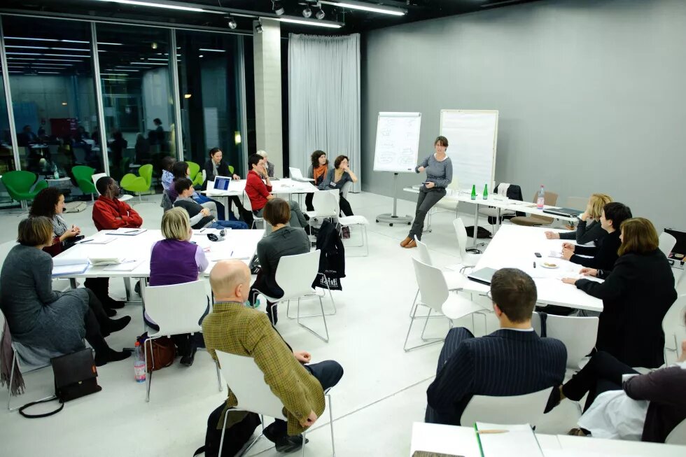 Teilnehmer_innen der Konferenz Krisen bewältigen, bewaffnete Konflikte beenden - Friedenspolitische Strategien von Männern und Frauen Saal in der Heinrich-Böll-Stiftung. Teilnehmer_innen KonfeTeilnehmer_innen der Konferenz Krisen bewältigen, bewaffnete Konflikte beenden - Friedenspolitische Strategien von Männern und Frauenrenz