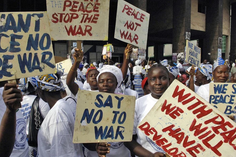 Liberianische Frauen protestieren 2007 im Zentrum von Monrovia/Liberia gegen sexualisierte Gewalt Liberianische Frauen protestieren 2007 gegen sexualisierte Gewalt