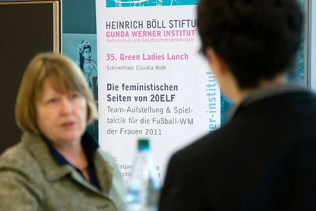 Hannelore Ratzeburg, Vizepräsidentin für Frauen- und Mädchenfußball im Deutschen Fußball-Bund (DFB) Hannelore Ratzeburg im Gespräch