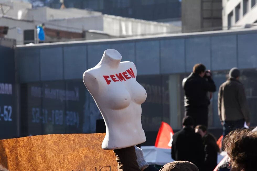 Symbolisches Bild für Femenaktivistinnen Schaufensterfigurenoberkörper mit Aufschrift Femen wird hochgehalten