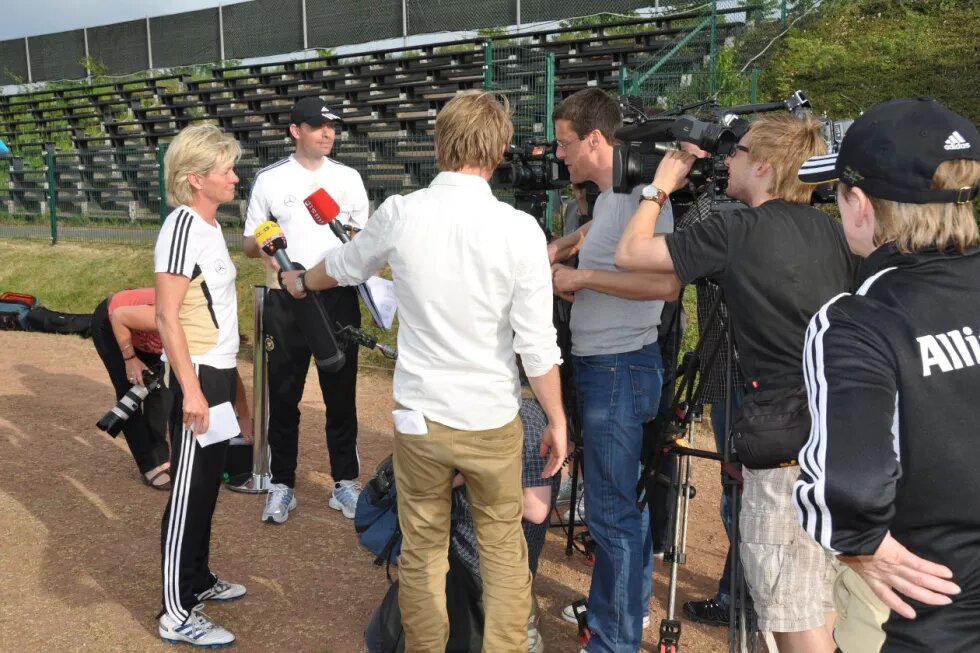 Silvia Neid (Bundestrainerin) Sylvia Neid im Gespräch mit Reportern