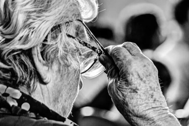 The current care policy represents the principle of ‘private care instead of care in an institution’. old women try a second pair of glasses