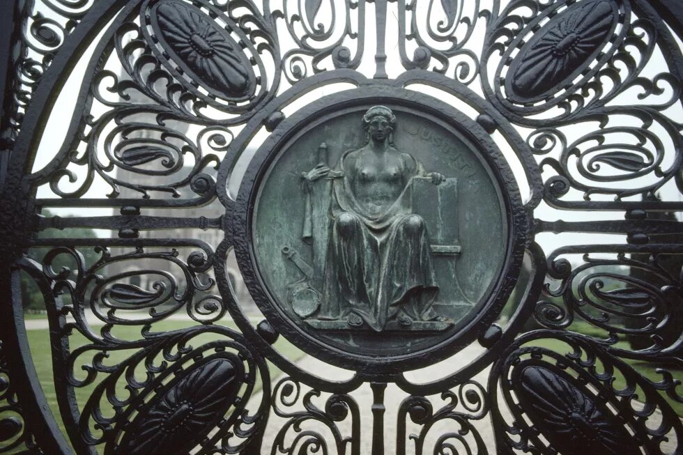 Die Justiza am Friedenspalast in Den Haag. Der Friedenspalast, im Jahr 1913 erbaut, ist der Sitz des Internationalen Strafgerichtshofs. Die Justiza am Friedenspalast in Den Haag. Der Friedenspalast, im Jahr 1913 erbaut, ist der Sitz des Internationalen Strafgerichtshofs.